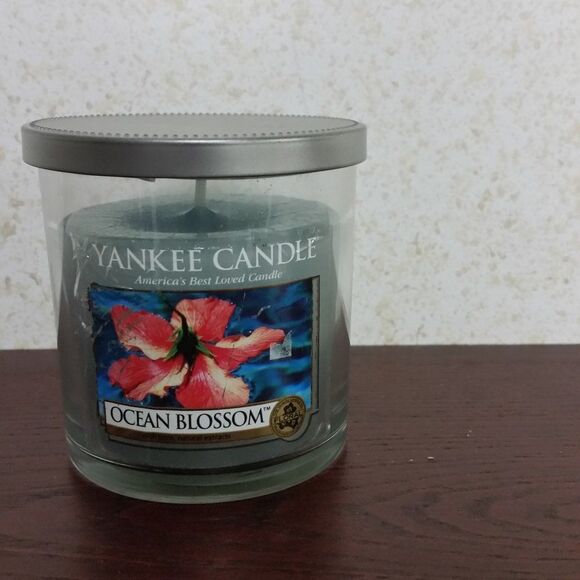 Yankee candle Ocean Blossom 7 oz - Picture 1 of 2